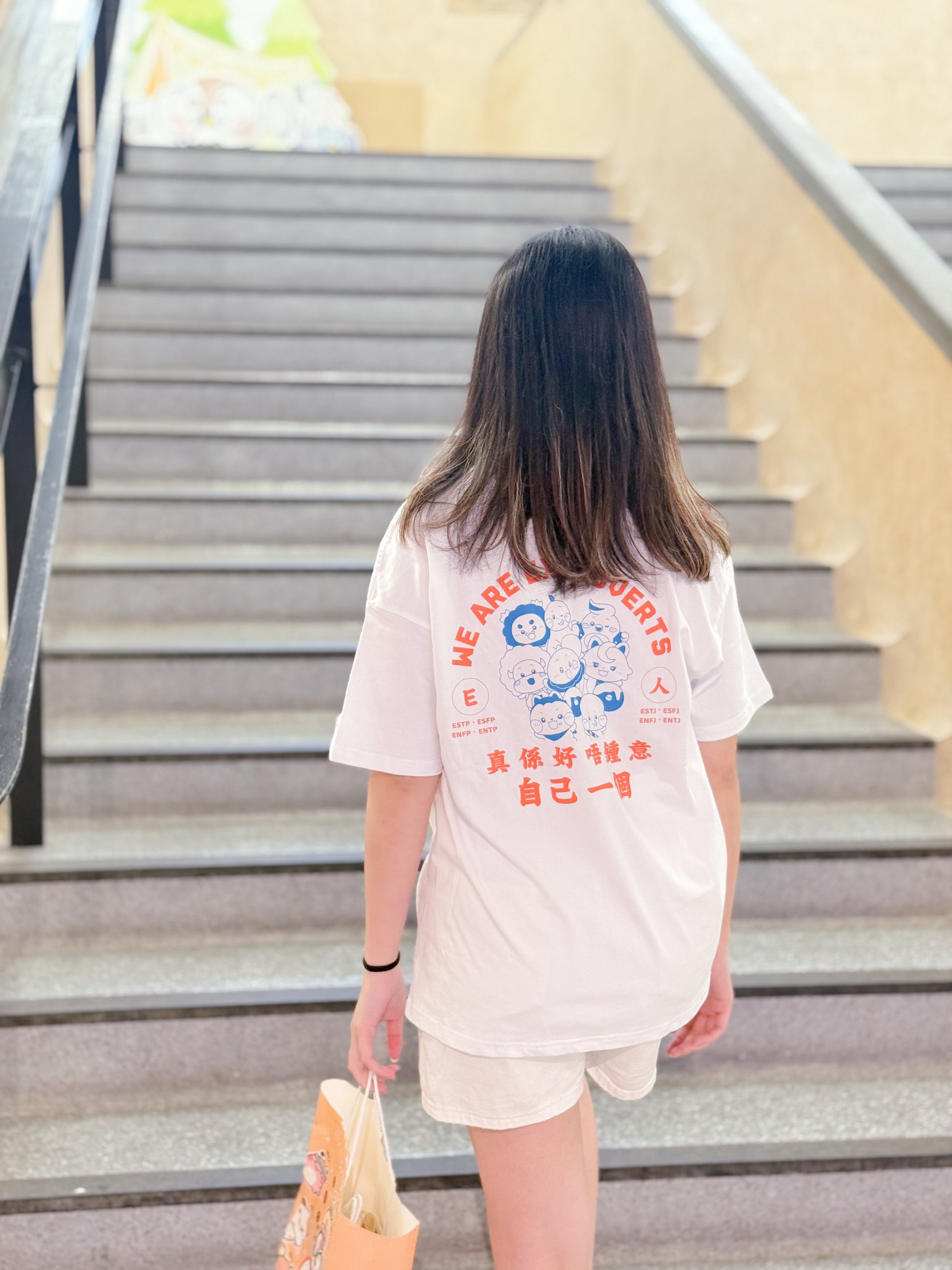 达意小岛- We Are Extroverts  - E人-T裇- Hoola 冬甩象 ESTP- Taro 香芋燕 ESFP- Jolly 啫喱海豚 ENFP- Pierre 啤梨變色龍 ENTP- Cres 冰皮狼 ESTJ- Pixi 爆谷牛牛 ESFJ- Micah 飯糰雪橇犬 ENFJ- Dante 蛋撻獅子 ENTJ